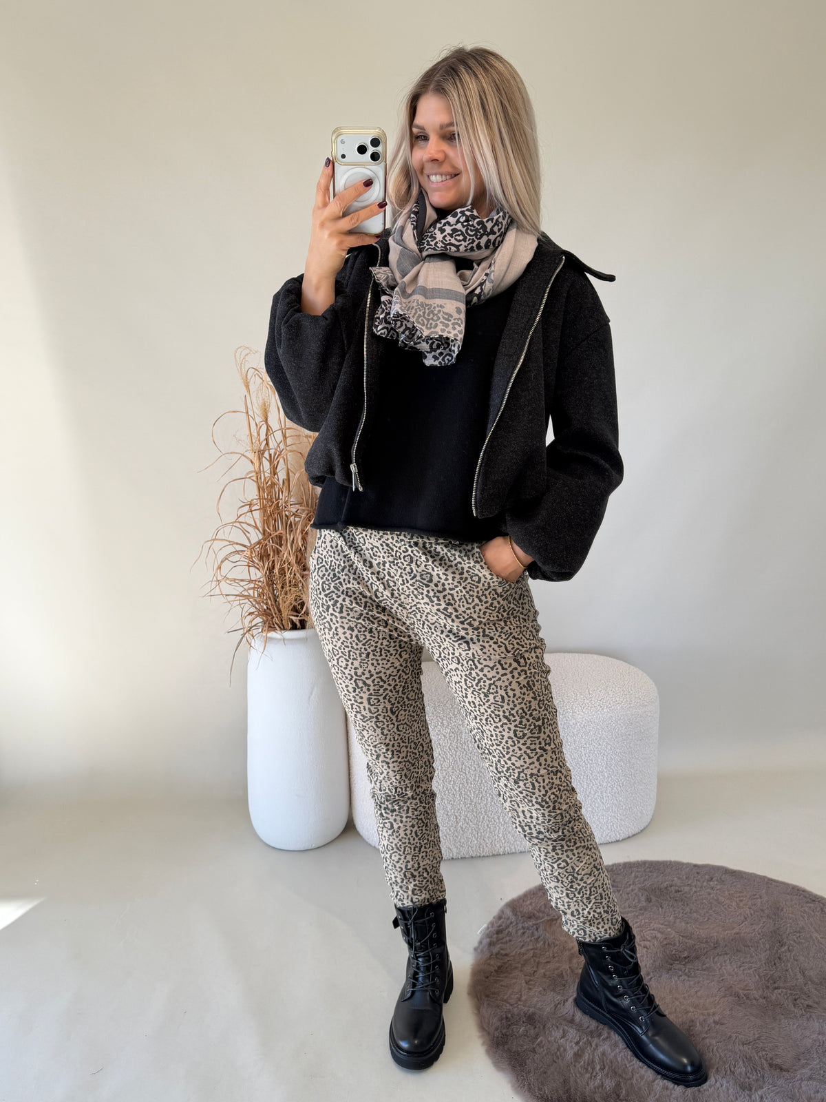 Hose in Beige mit Gürtel ( Leomuster )