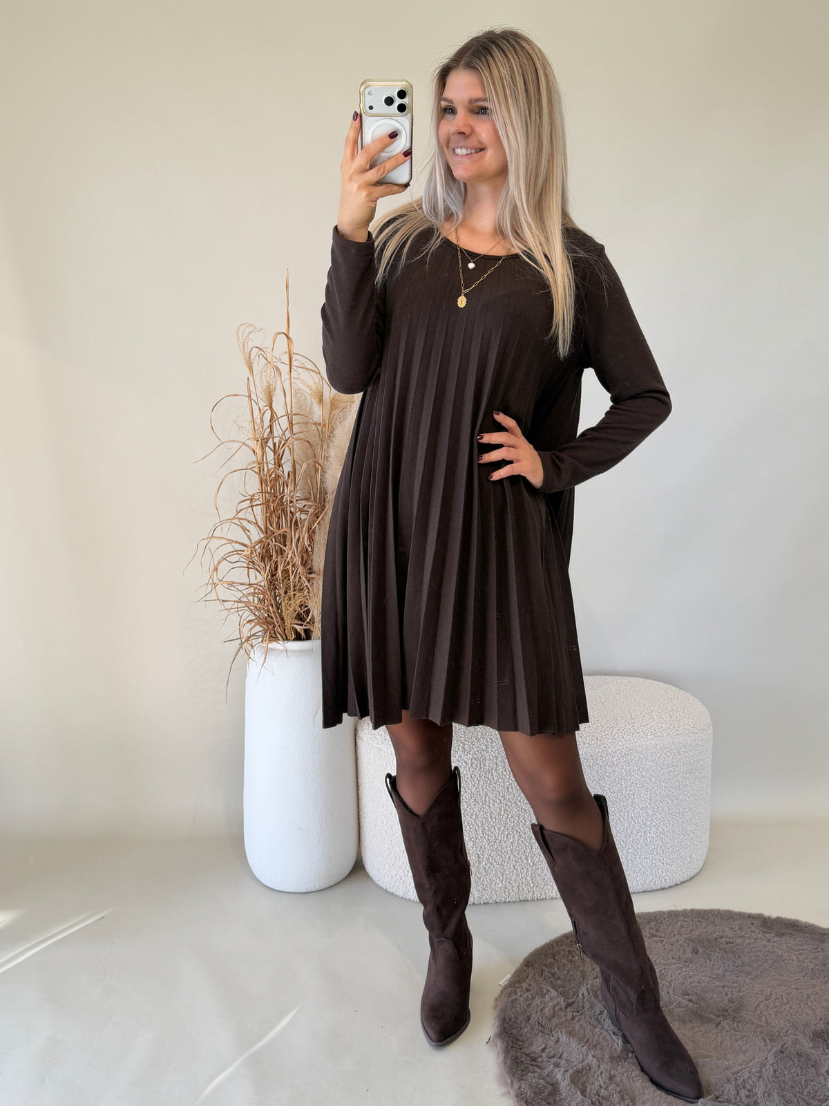 Strickkleid in Schokobraun  mit Kette in Plissee