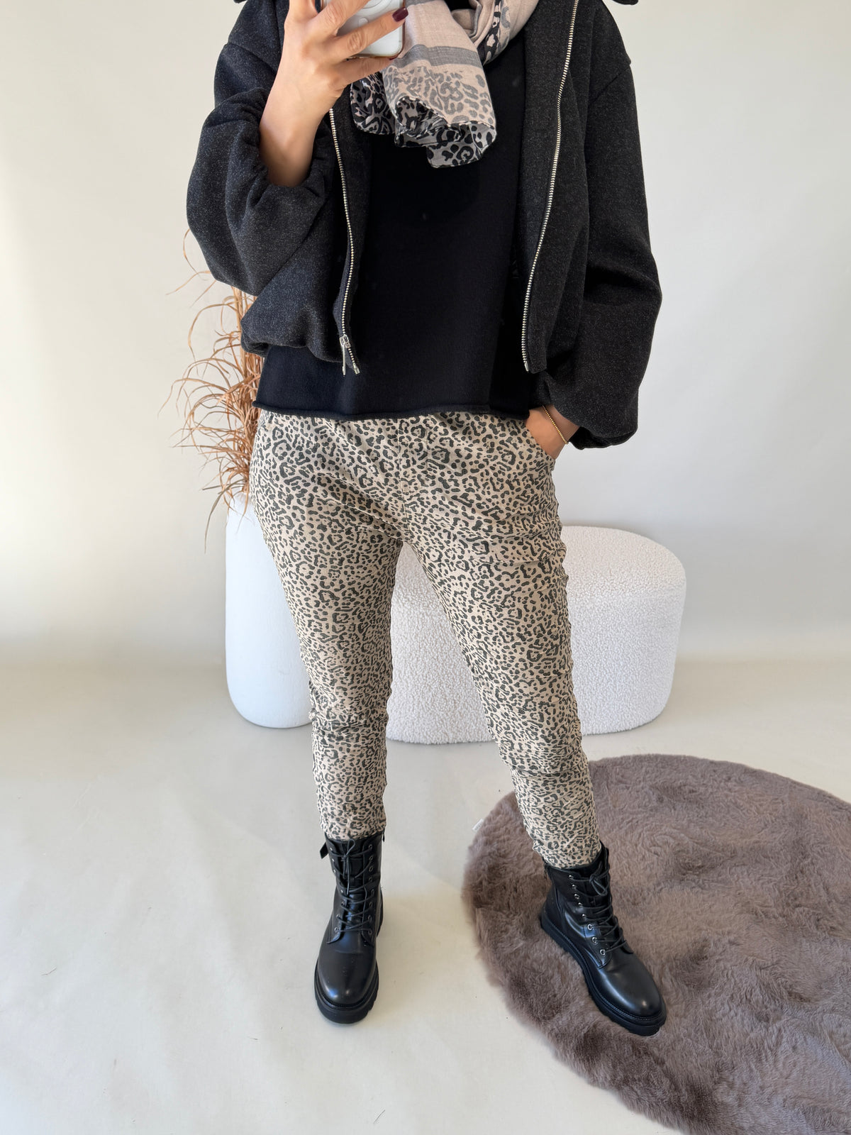 Hose in Beige mit Gürtel ( Leomuster )