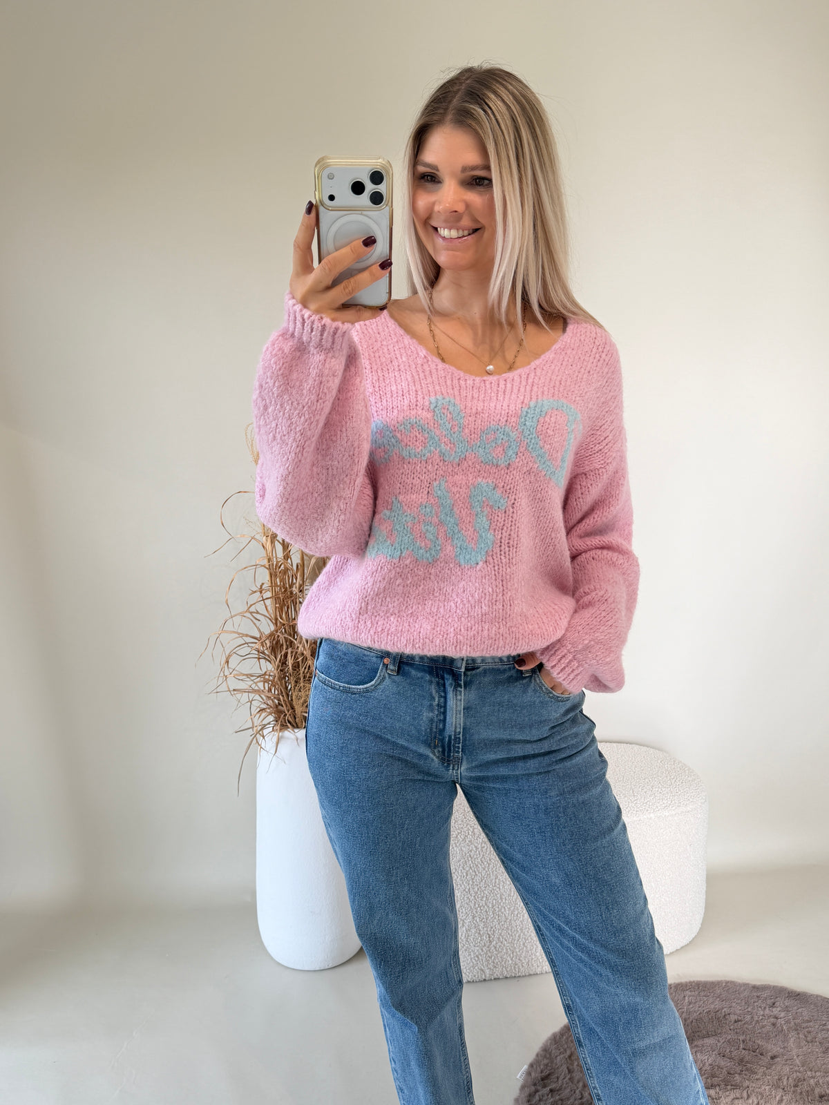 Pullover in Rosa mit V - Ausschnitt  und Aufschrift ( Dolce Vita ) in Hellblau