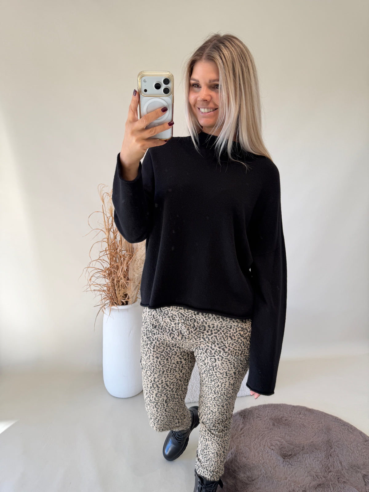 Pullover in Schwarz mit etwas höheren Kragen