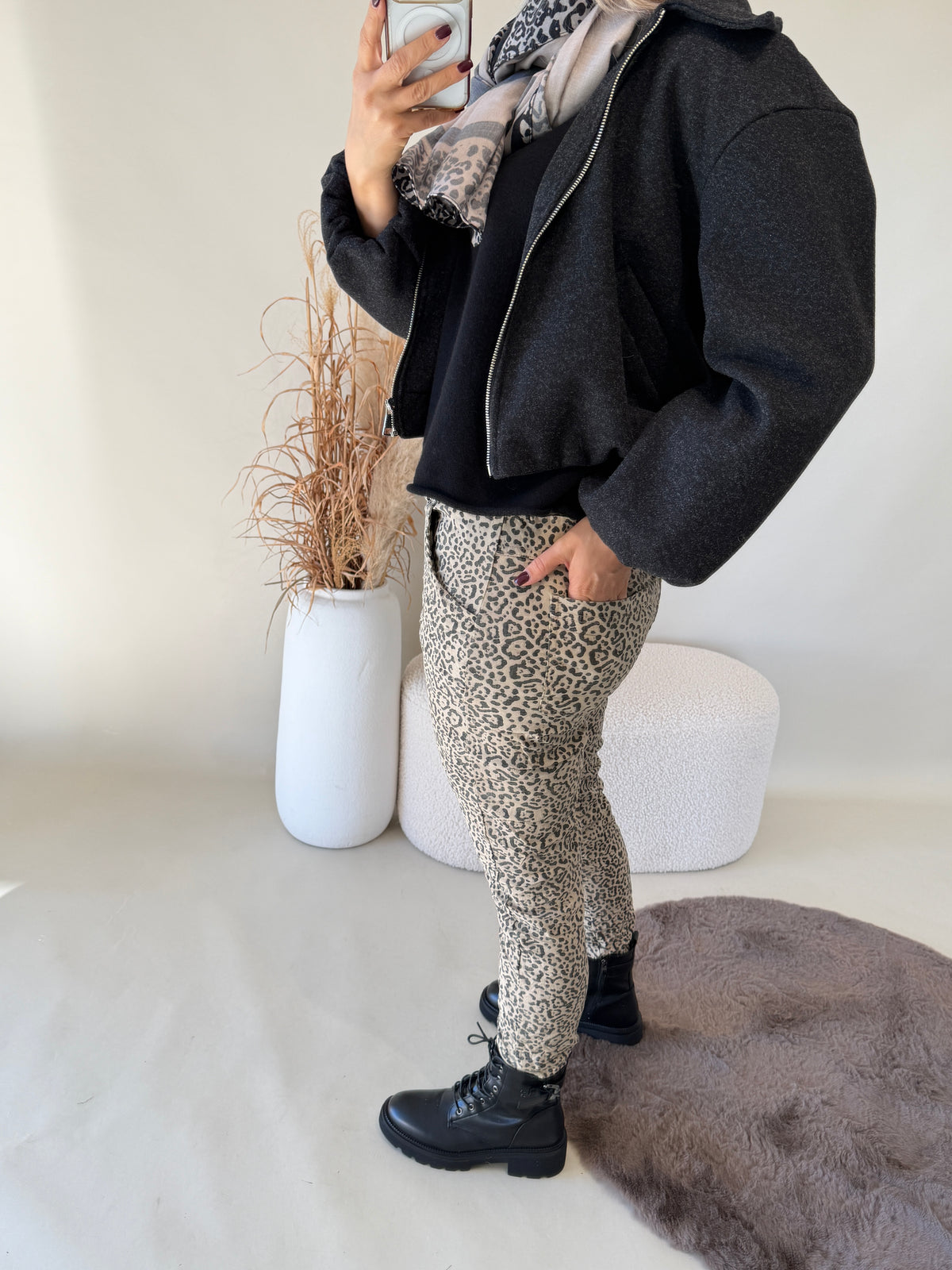 Hose in Beige mit Gürtel ( Leomuster )