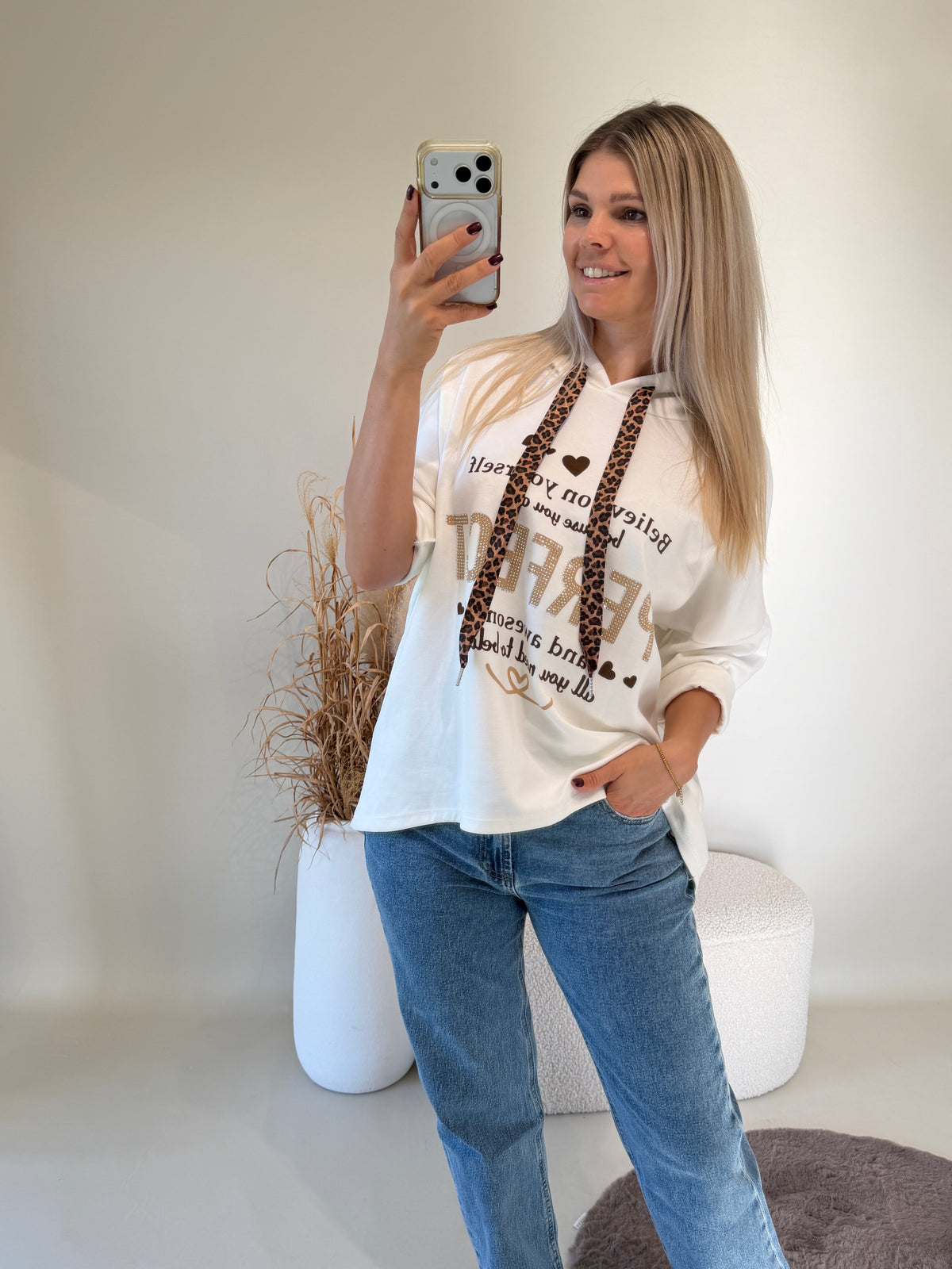 Sweatshirt in Wollweiß mit Aufschrift in Glitzer ( PERFECT ) und Leopard