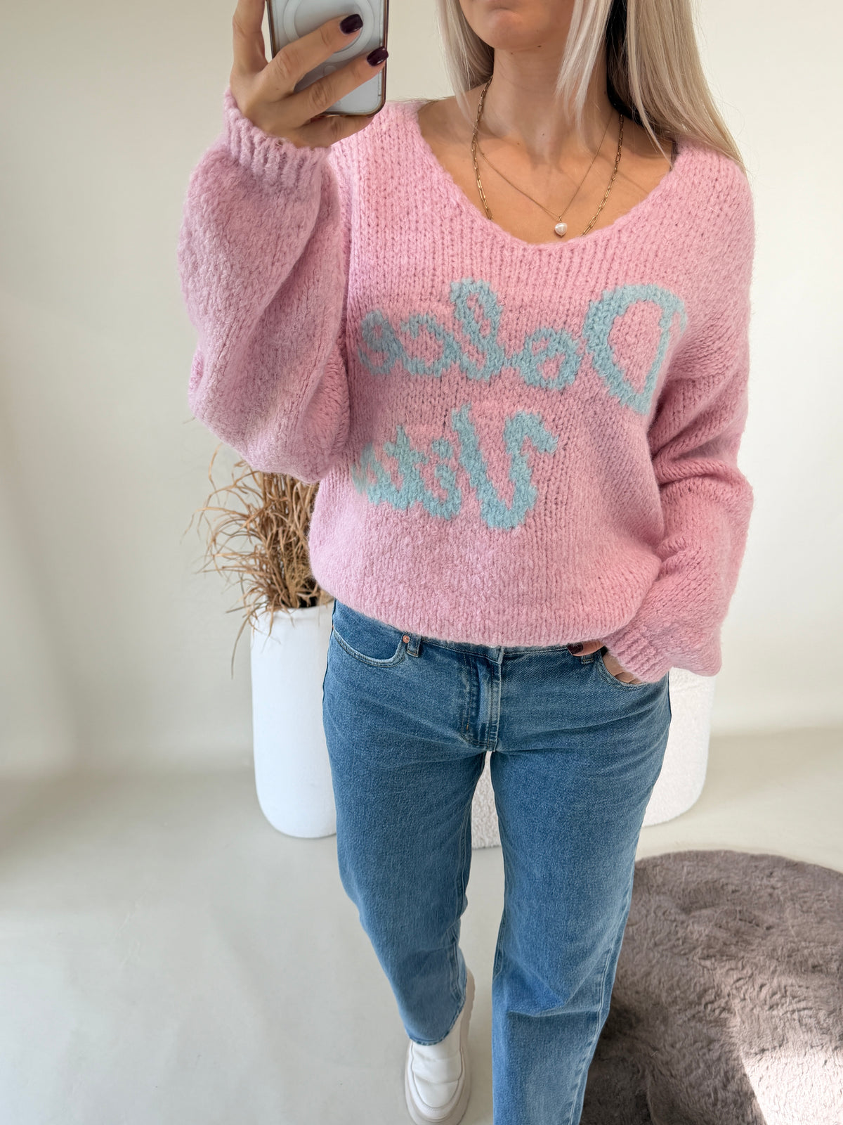 Pullover in Rosa mit V - Ausschnitt  und Aufschrift ( Dolce Vita ) in Hellblau