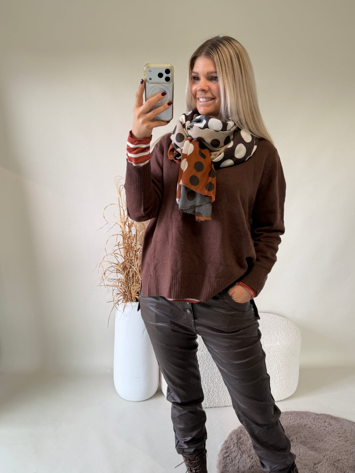 Schal in Schokobraun / Wollweiß / Rost / Beige / Grau mit Punkten