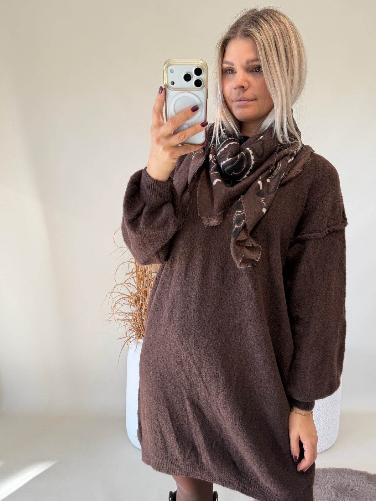Strickkleid in Schokobraun und Olivgrün erhältlich mit kleinen Stehkragen