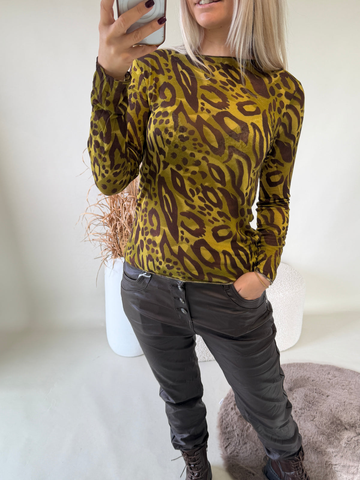 Shirt in Schokobraun / Kiwigrün