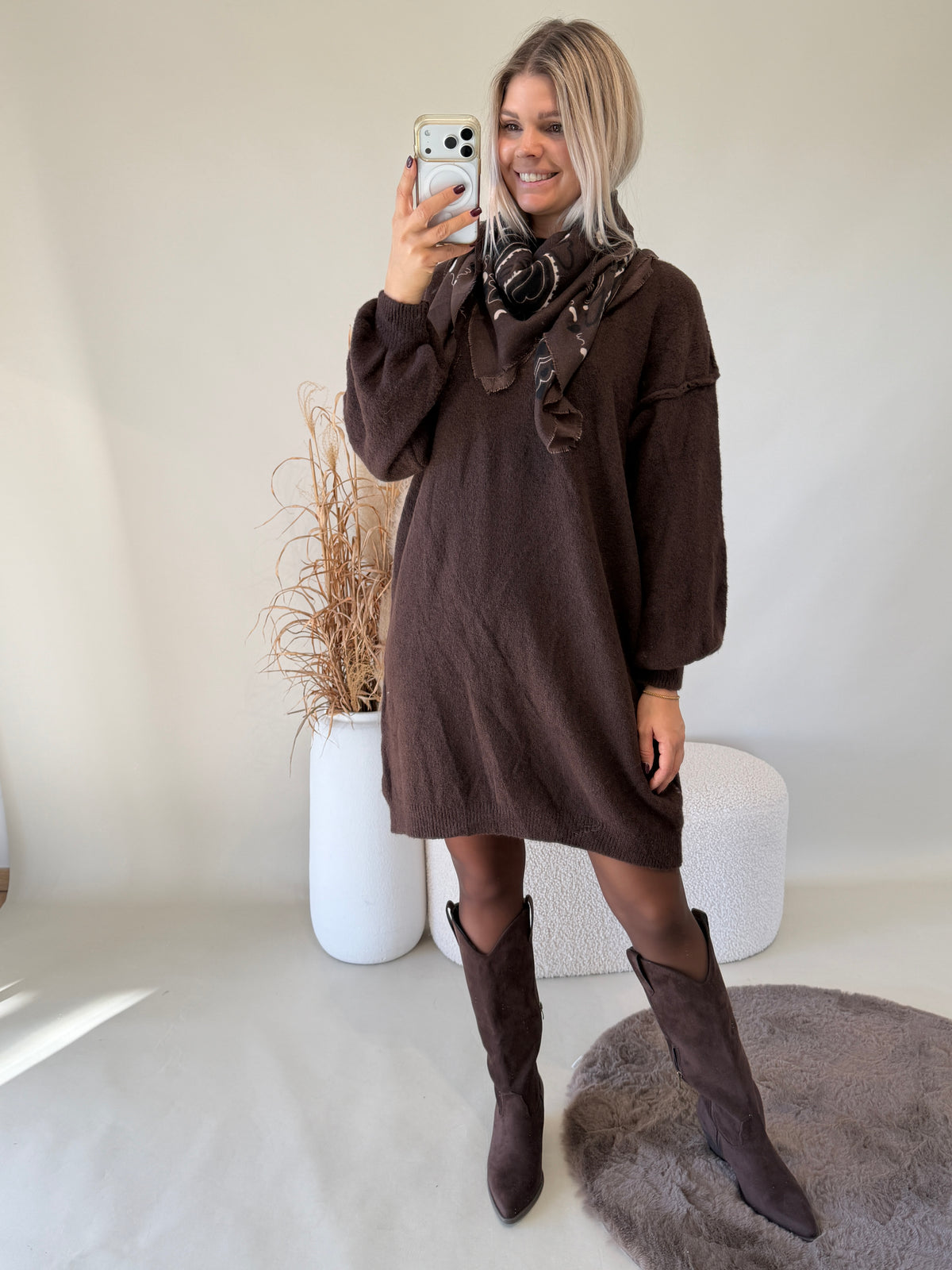Strickkleid in Schokobraun und Olivgrün erhältlich mit kleinen Stehkragen