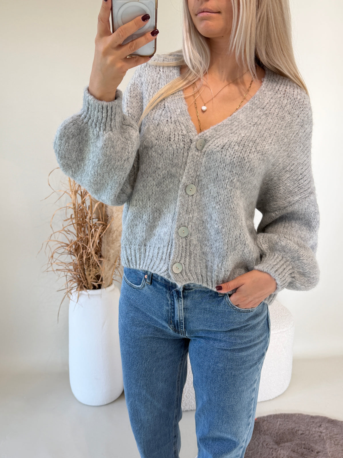 Strickjacke in Hellgrau mit Aufschrift in Rosa  ( C`est la vie )
